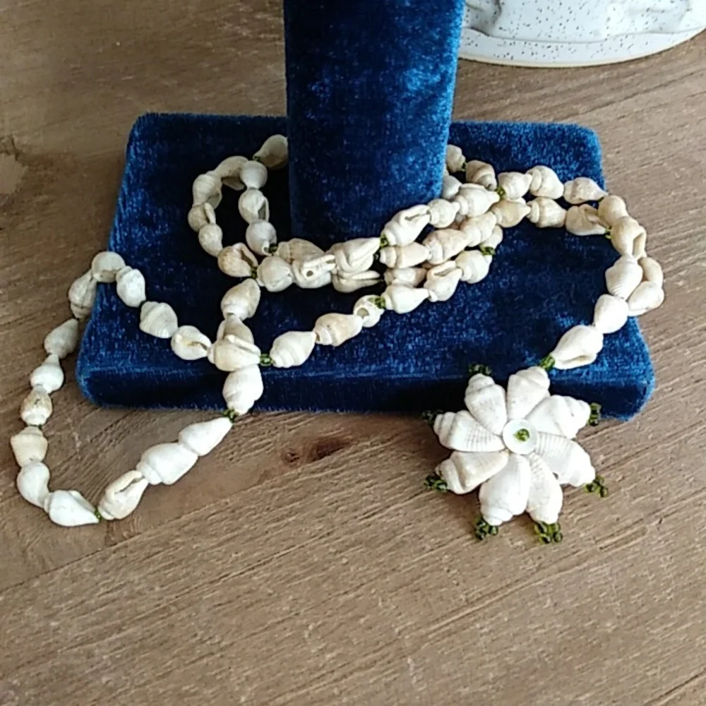Seashell Stament Necklace With Floral Shells Pendant